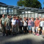 Die Gruppe vor dem Deutschen Zentrum für Luft- und Raumfahrt (DLR)