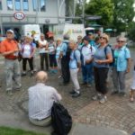 Paul informiert die Wandergruppe