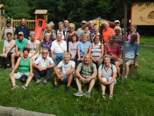 Seniorengruppe beim Waldspielplatz