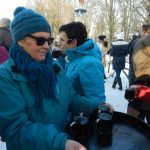 Wanderführerin Marga Rahl serviert Glühwein