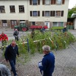 Der Maibaum ist geschmückt und fertig zum Aufstellen