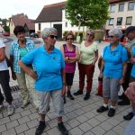 Inge Münz begrüßt die Seniorenwandergruppe
