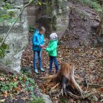 Die Kinder mit Klangschale am "Tempel"