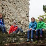 Die Kinder erobern die Burg