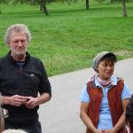 Herr und Frau Jauernik begrüßen die Seniorenwandergruppe