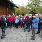 Herr Jauernik erklärt seinen Schafhof