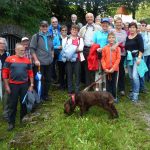 wandergruppe-beim-felsenkeller